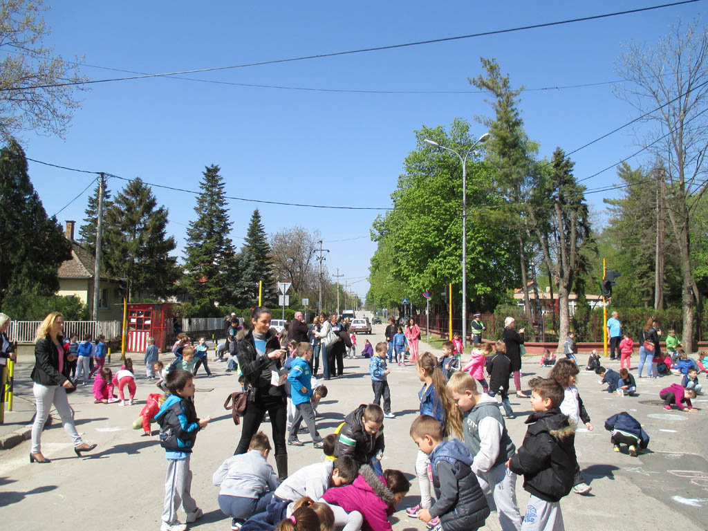 CRTANJE DECE NA RASKRSNICI